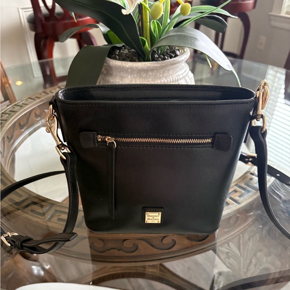Dooney & Bourke Handbags - 🖤🖤DOONEY & BOURKE SMALL SAFFIANO LEATHER BLACK CROSSBODY BAG!🖤🖤